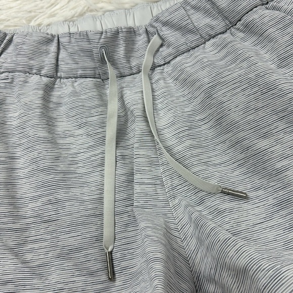 Lululemon On The Fly Short *2.5" Wee Are From Space Nimbus Battleship - Picture 2 of 6
